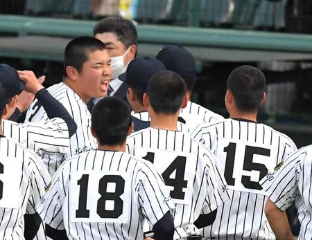 　サヨナラ犠飛を放ち、ナインに祝福される九州国際大付・佐倉（奥）