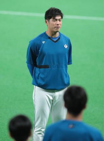 　支配下登録され、練習前に挨拶する古川侑（撮影・中島達哉）