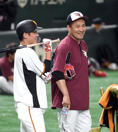 　談笑する巨人・坂本勇（左）と楽天・田中将（撮影・佐藤厚）