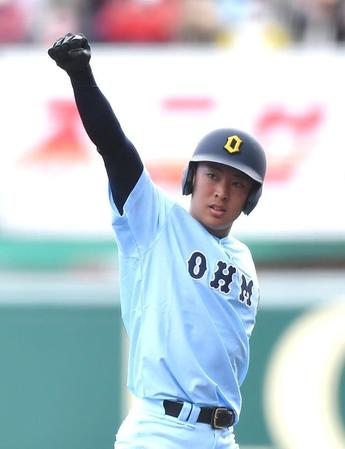 　延長１３回タイブレークの無死一、二塁、レフトへ勝ち越しの適時打を放ち、ベンチに向けてガッツポーズの近江・山田（撮影・伊藤笙子）