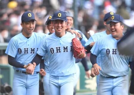 　延長１３回を投げきり、チームメートにねぎらわれる近江・山田（中央）（撮影・伊藤笙子）