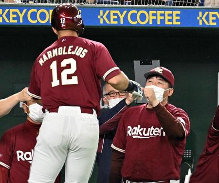 　４回、炭谷の先制打で生還した二走マルモレホス（左）を迎える石井監督