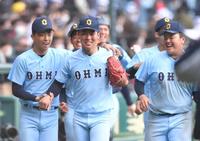 　延長１３回を投げきり、チームメートにねぎらわれる近江・山田（中央）（撮影・伊藤笙子）