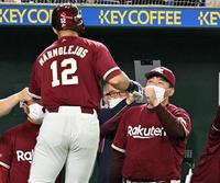 　４回、炭谷の先制打で生還した二走マルモレホス（左）を迎える石井監督