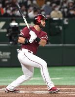 　４回、マルモレホスは右前安打を放つ（撮影・佐藤厚）