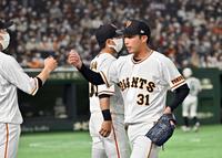 　５回の投球を終えベンチへ戻る先発の赤星