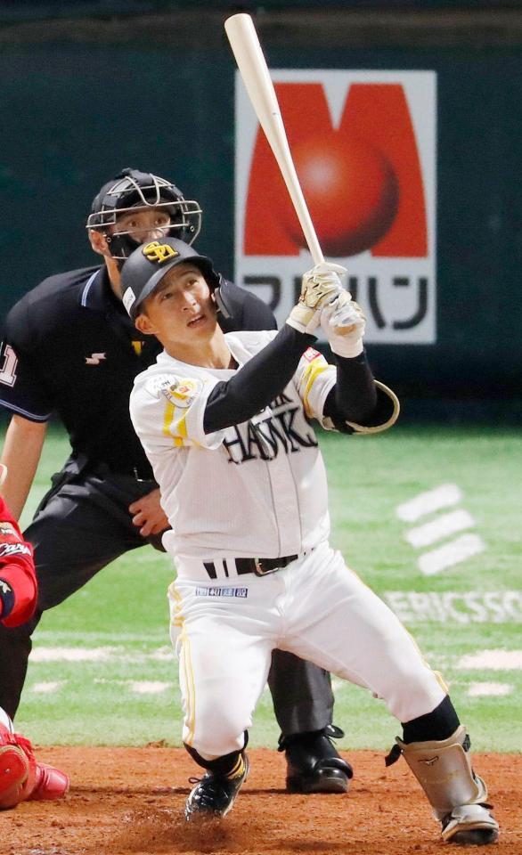 　４回、ソフトバンク・野村勇が左越えに本塁打を放つ＝ペイペイドーム