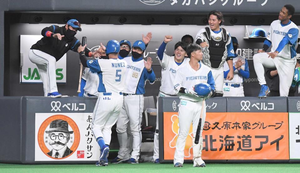 　８回、アルカンタラの勝ち越し適時二塁打に大喜びの新庄ビッグボス（左端）ら日本ハムナイン（撮影・金田祐二）