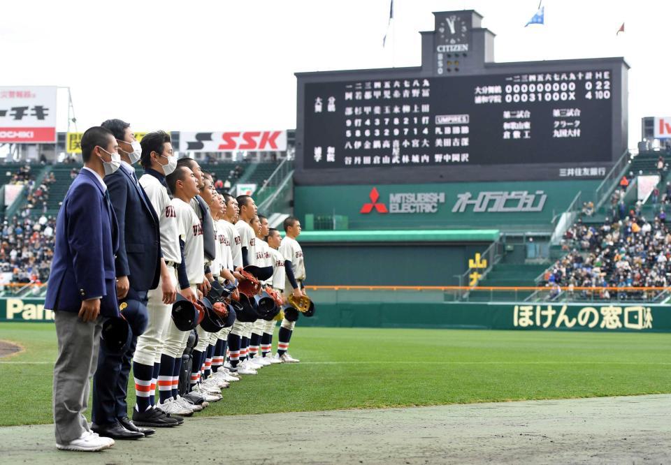 　大分舞鶴との初戦を制し、スタンドへあいさつする森大監督（左から３人目）率いる浦和学院ナイン（撮影・伊藤笙子）