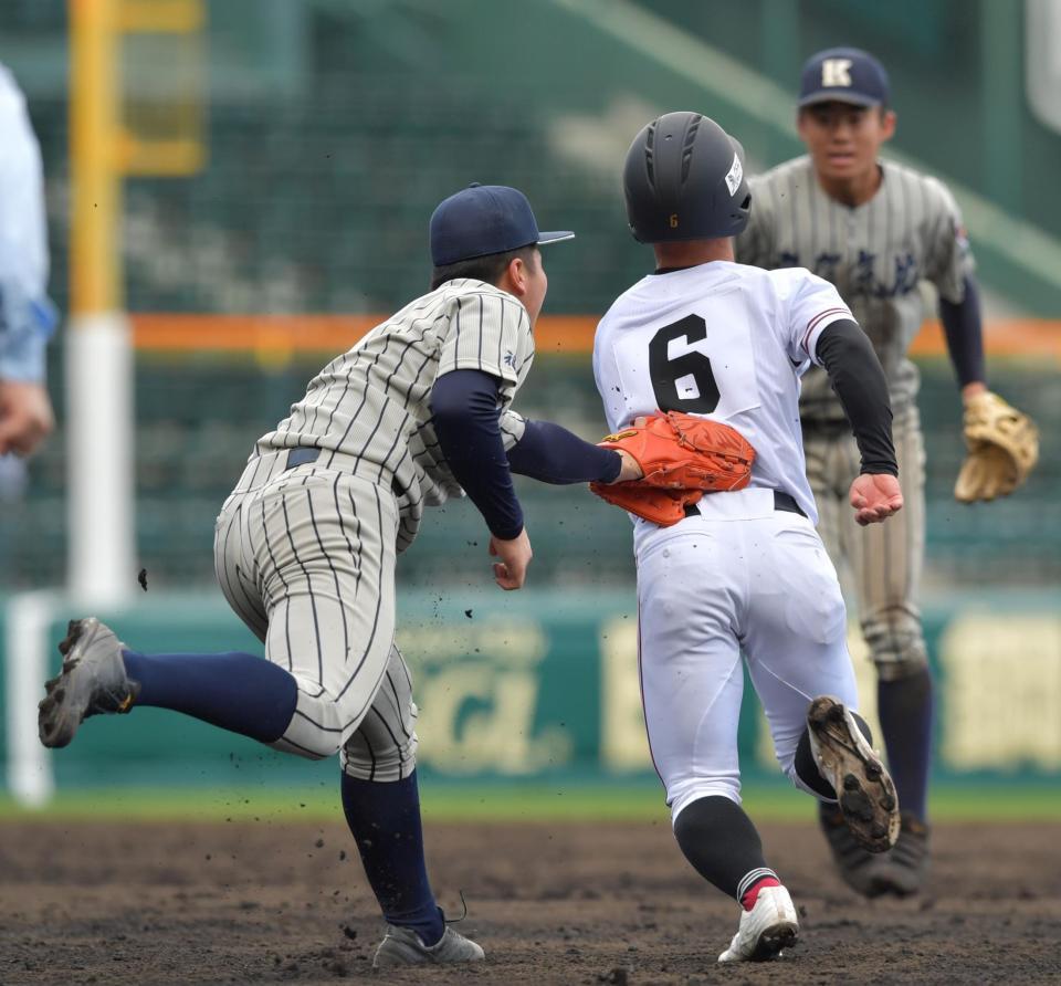 　４回、一、二塁間で挟まれる広陵・川瀬（撮影・神子素慎一）