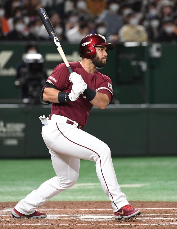 　４回、マルモレホスは右前安打を放つ（撮影・佐藤厚）