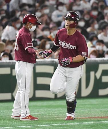 　８回、和田（右）は右越え本塁打を放ち、三塁を回る