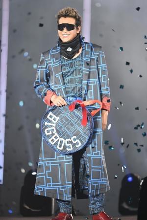 　ランウェイでポーズを決める日本ハム・新庄ビッグボス（撮影・開出牧）