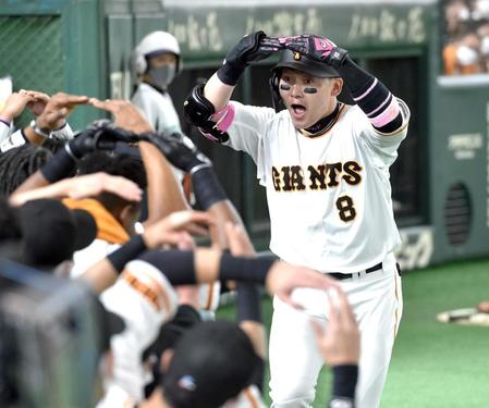 　５回、丸は中越え本塁打を放ち、丸ポーズでがい旋（撮影・佐藤厚）