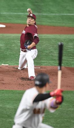 １回裏巨人２死一塁、岡本和真と対決する楽天・田中将大＝東京ドーム（撮影・佐藤厚）