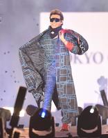 　衣装を披露しながらランウェイを歩く日本ハム・新庄ビッグボス（撮影・開出牧）