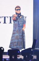 　ランウェイでポーズを決める日本ハム・新庄ビッグボス（撮影・開出牧）