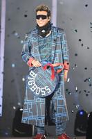 　ランウェイでポーズを決める日本ハム・新庄ビッグボス（撮影・開出牧）