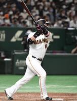 　５回、丸は中越え本塁打を放つ（撮影・佐藤厚）