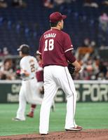 　４回、楽天・田中将は岡本和（左）に左越え本塁打を打たれる（撮影・佐藤厚）