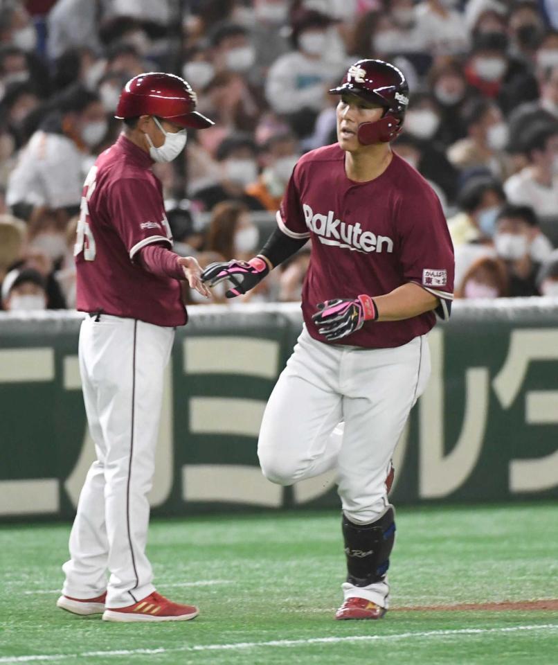 　８回、和田（右）は右越え本塁打を放ち、三塁を回る