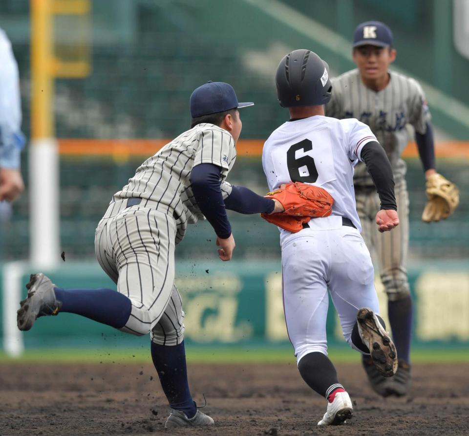 大山のバントの打球に二塁塁審がファウルのジェスチャーをしたため、帰塁しようとした一走・川瀬は一、二塁間で挟まれる