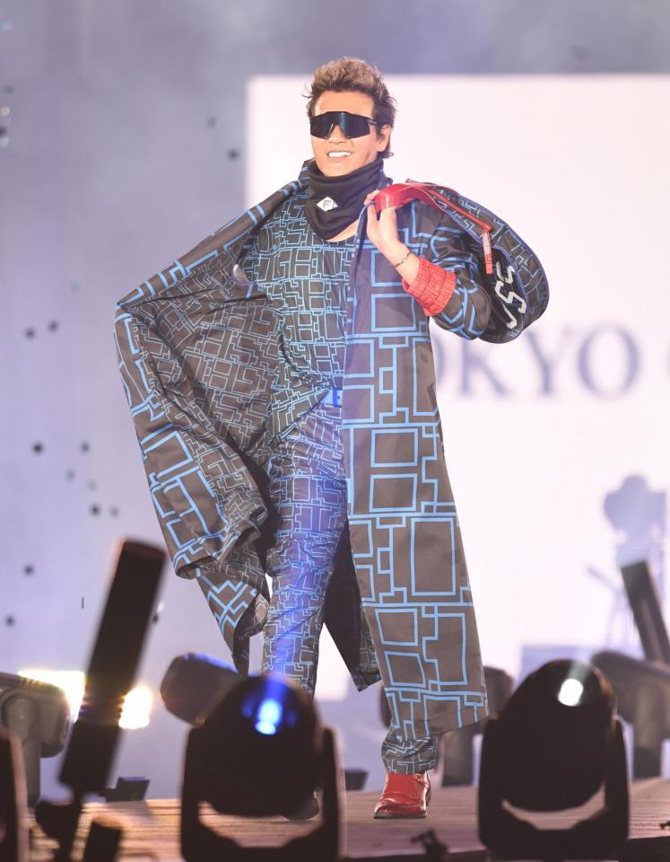 　衣装を披露しながらランウェイを歩く日本ハム・新庄ビッグボス（撮影・開出牧）