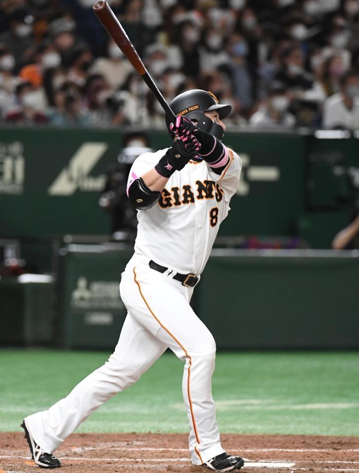 　５回、丸は中越え本塁打を放つ（撮影・佐藤厚）