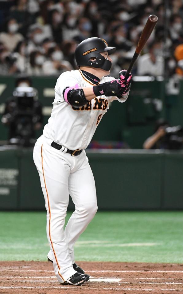 　５回、丸佳浩は中越え本塁打を放つ（撮影・佐藤厚）