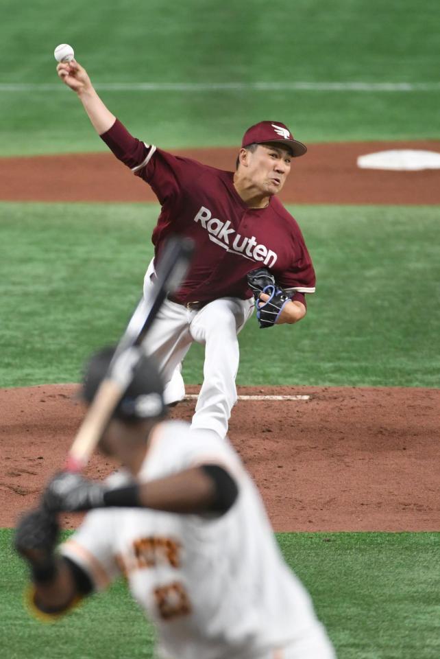 　１回、巨人・ポランコ（下）と対決する楽天・田中将（撮影・佐藤厚）