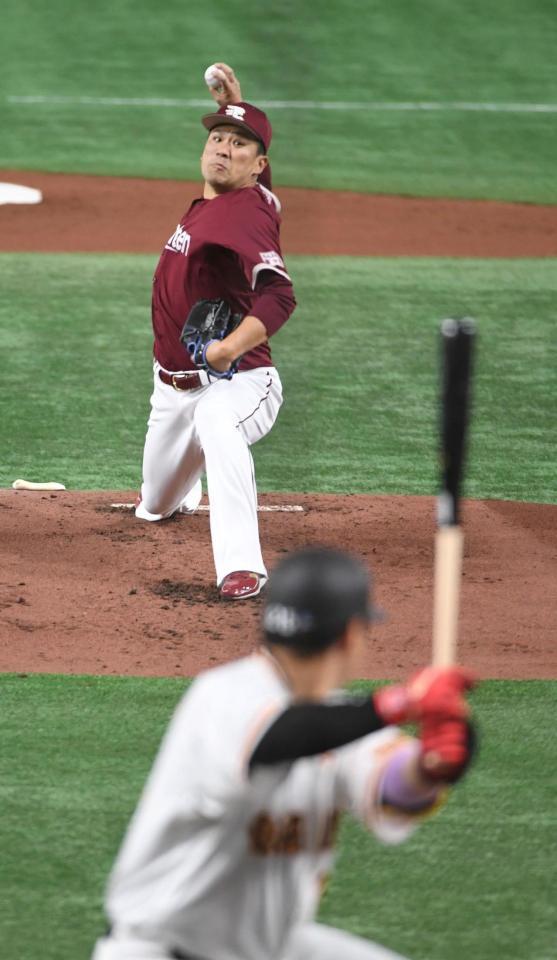 １回裏巨人２死一塁、岡本和真と対決する楽天・田中将大＝東京ドーム（撮影・佐藤厚）