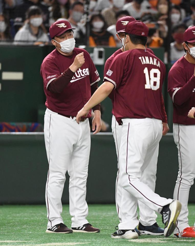 オープン戦最終戦を勝利で飾り、楽天・田中将大（右）を出迎える楽天・石井一久監督＝東京ドーム（撮影・佐藤厚）