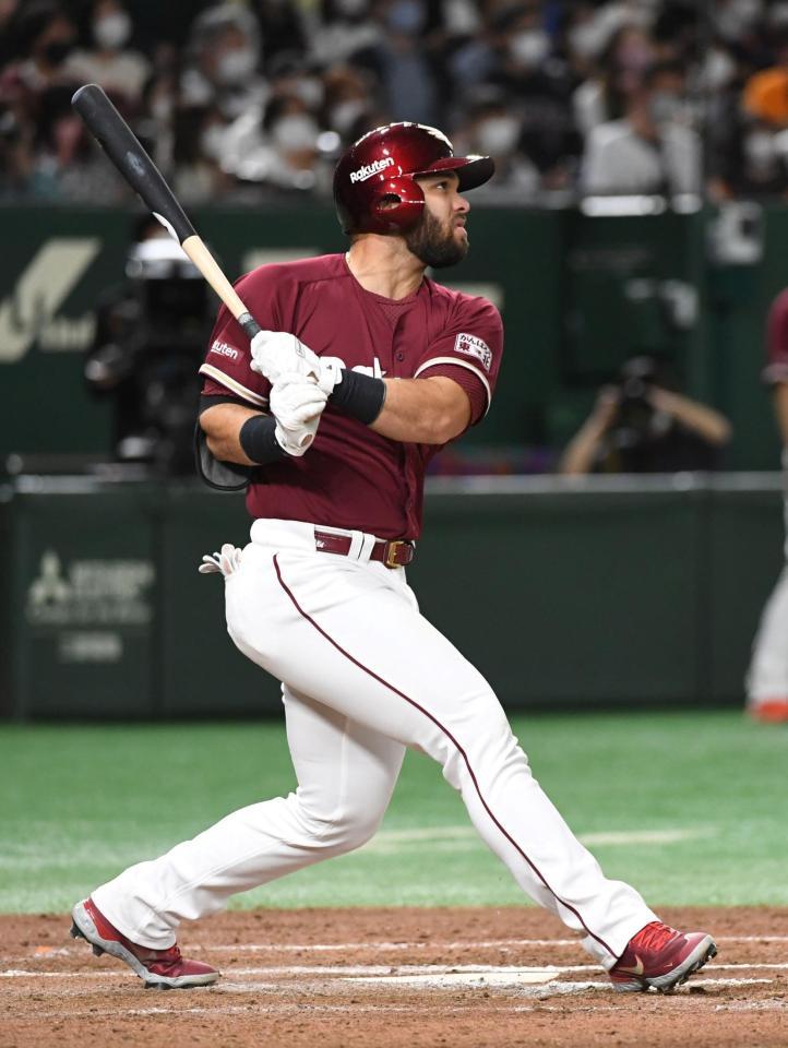 　８回、楽天・マルモレホスは右中間にオープン戦第１号を放つ（撮影・佐藤厚）
