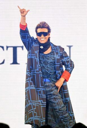 　ランウェイでポーズを決める新庄ビッグボス（撮影・開出牧）