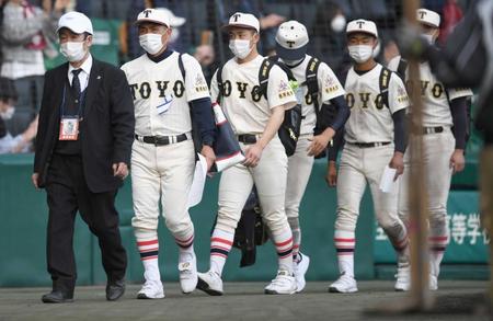 　試合に敗れ引き揚げる東洋大姫路・藤田監督（左から２人目）