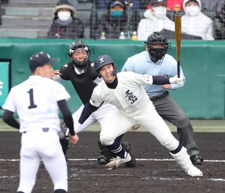 ３回、国学院久我山・成田が三塁へ適時内野安打を放つ