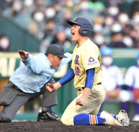 　延長１１回、一塁手・原の悪送球間に本塁に生還し、ほえる一走の星稜・佐々木（撮影・伊藤笙子）