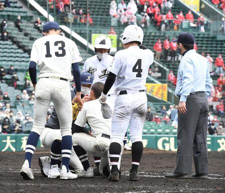 　７回、有田工の選手と激突し、しゃがみ込む国学院久我山・上田と様子を確認する尾崎監督（撮影・石井剣太郎）