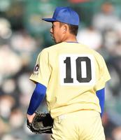 　８回、マスクを後ろポケットにいれたままリリーフ登板した星稜・武内（撮影・伊藤笙子）