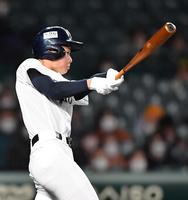 　２回、ライトへ適時打を放つ大垣日大・高橋（撮影・伊藤笙子）