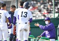 　３回の攻撃前にナインに指示を出す天理・中村監督（右下）＝撮影・伊藤笙子