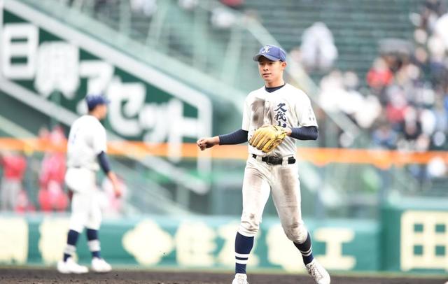 国学院久我山・上田　打者走者と一塁上で激突　ケガ治療も復帰して二ゴロ処理