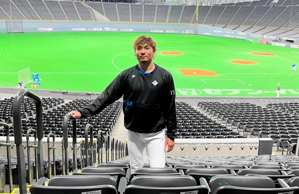 大海シート付近に立つ伊藤（球団提供）