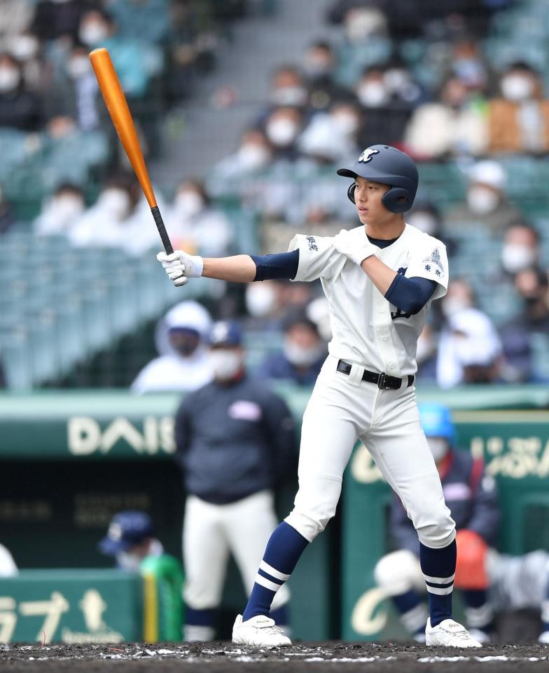 　８回、打席でイチローに似たルーティンを行う国学院久我山・斎藤（撮影・伊藤笙子）