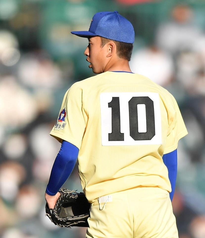 　８回、マスクを後ろポケットにいれたままリリーフ登板した星稜・武内（撮影・伊藤笙子）