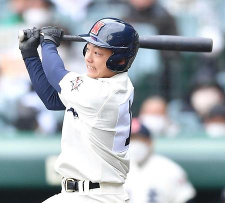 　２回、センターへ適時二塁打を放つ丹生・井上颯太（撮影・伊藤笙子） 