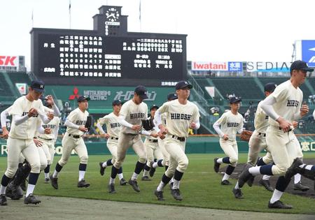 　学校史上最多２２得点で初戦を突破した広島商ナイン（撮影・伊藤笙子）