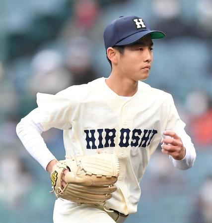 　７回を終え、ベンチへ戻る広島商・浴口（撮影・伊藤笙子）