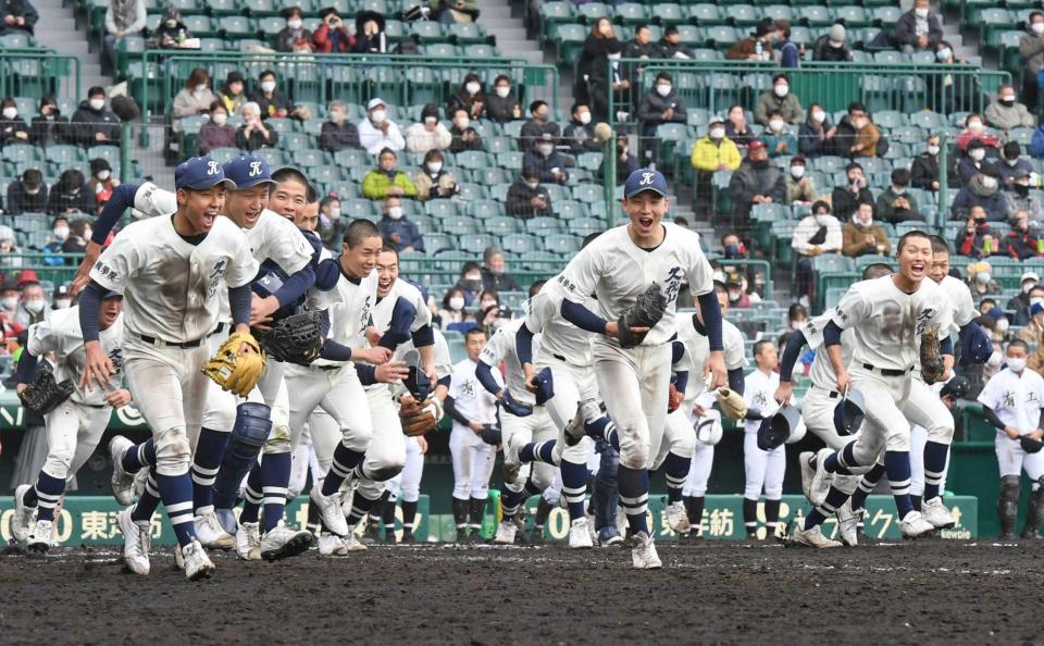 　喜ぶ国学院久我山ナイン（撮影・石井剣太郎）