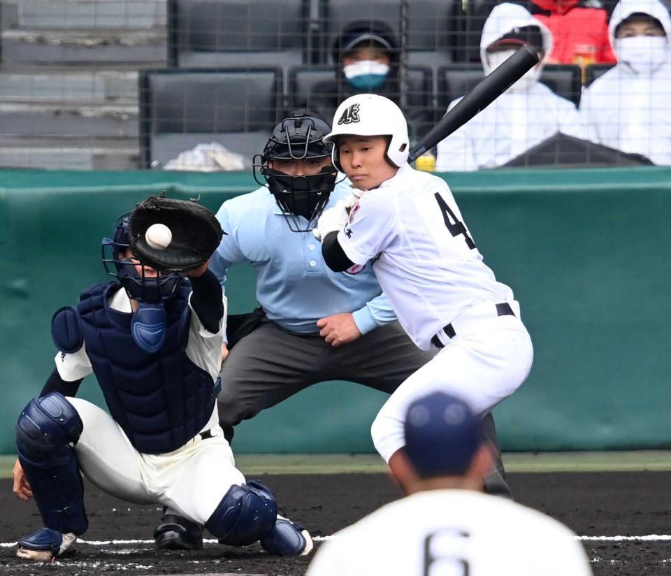 　山口はカウント２－２で右打席に変更